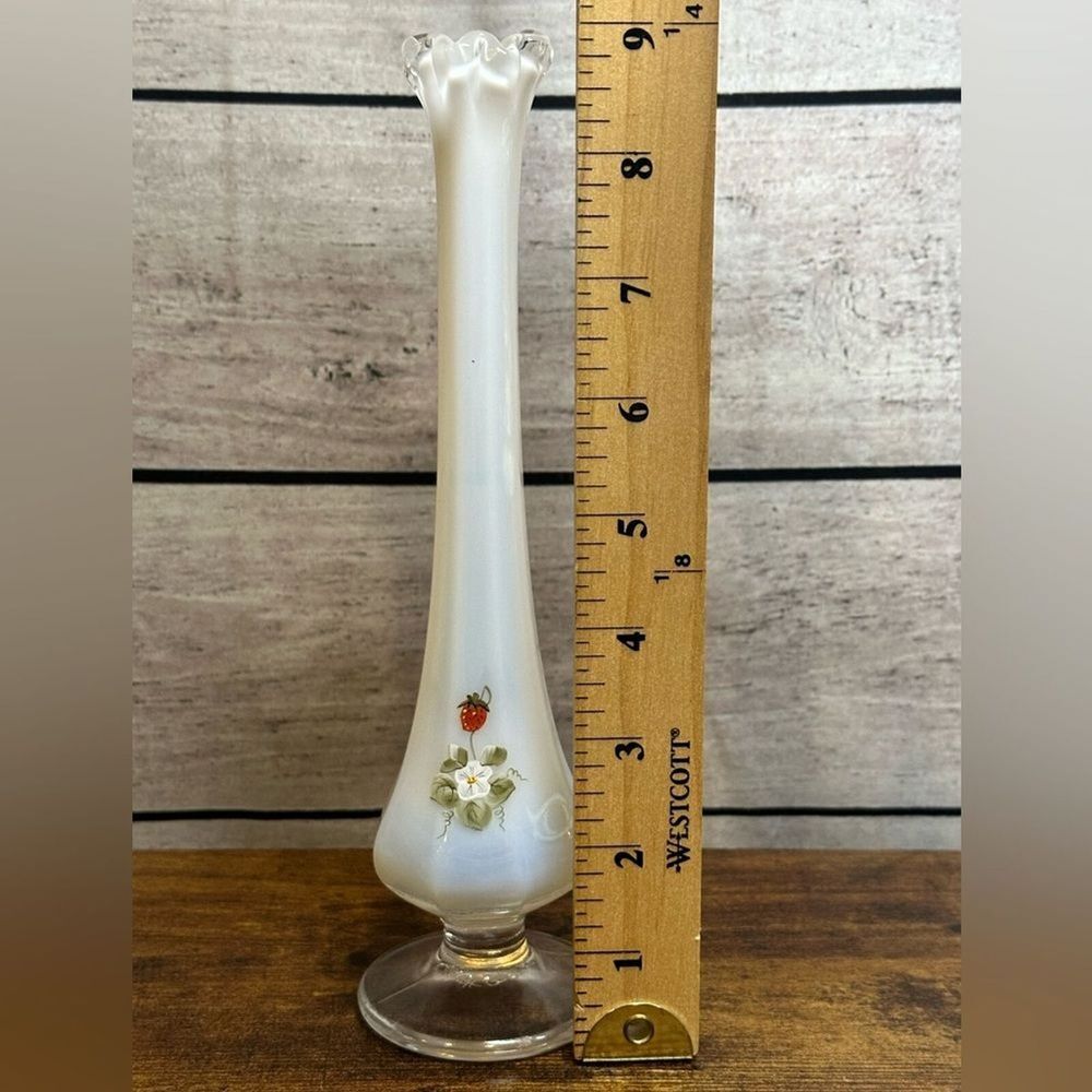 Vintage Fenton‎ Strawberry Bud Vase Hand Painted-Small Signed by Lisa W - Picture 3 of 4